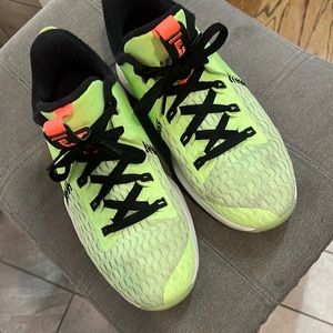 Mens basketball shoes